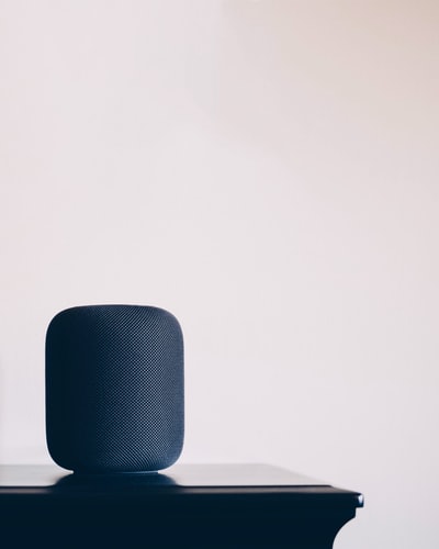 桌上的黑色苹果HomePod扬声器